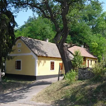 Vorosmarty House *